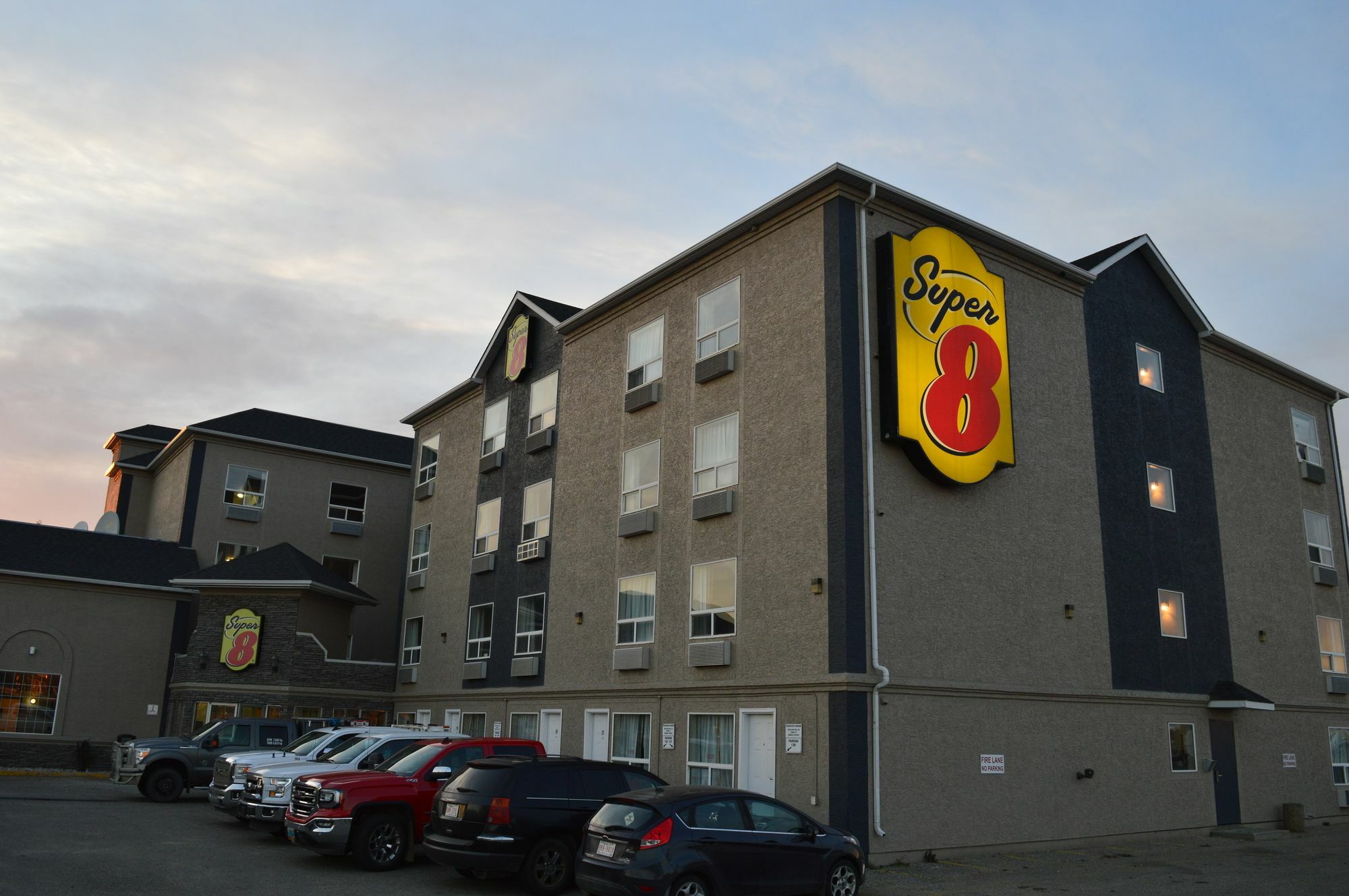 Hotel Super 8 By Wyndham Grande Prairie Extérieur photo