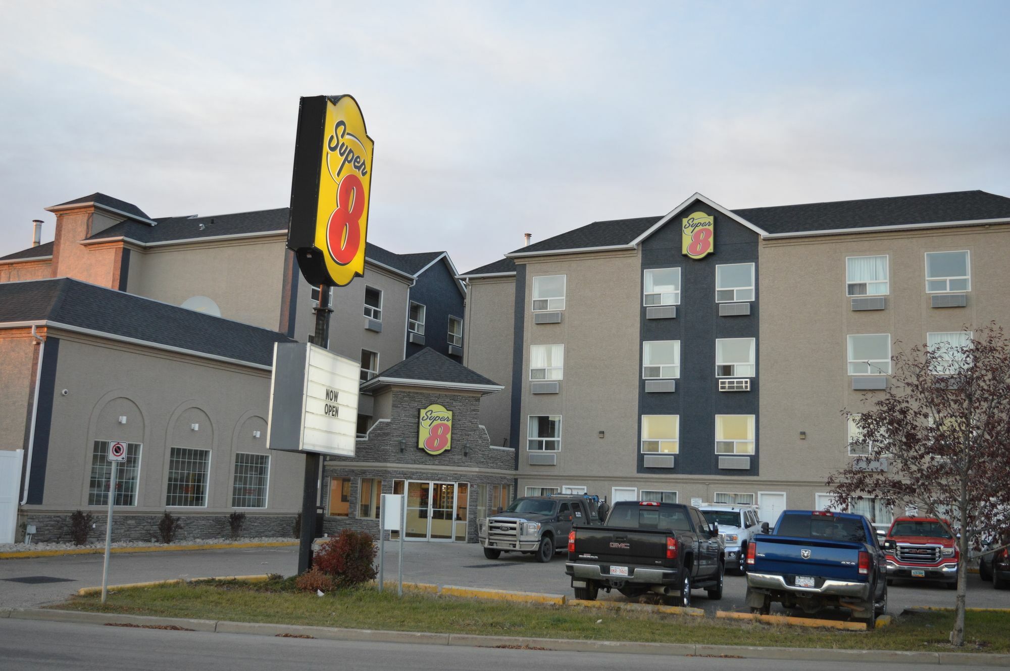 Hotel Super 8 By Wyndham Grande Prairie Extérieur photo